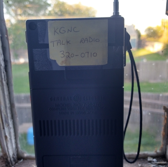 Vintage GE Handheld Radio w/TV Sound - Picture 5 of 11